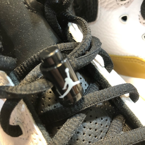 Size 9 - Jordan B'Loyal Loyal White Black Gold No Box Very Gently Worn - Picture 11 of 12